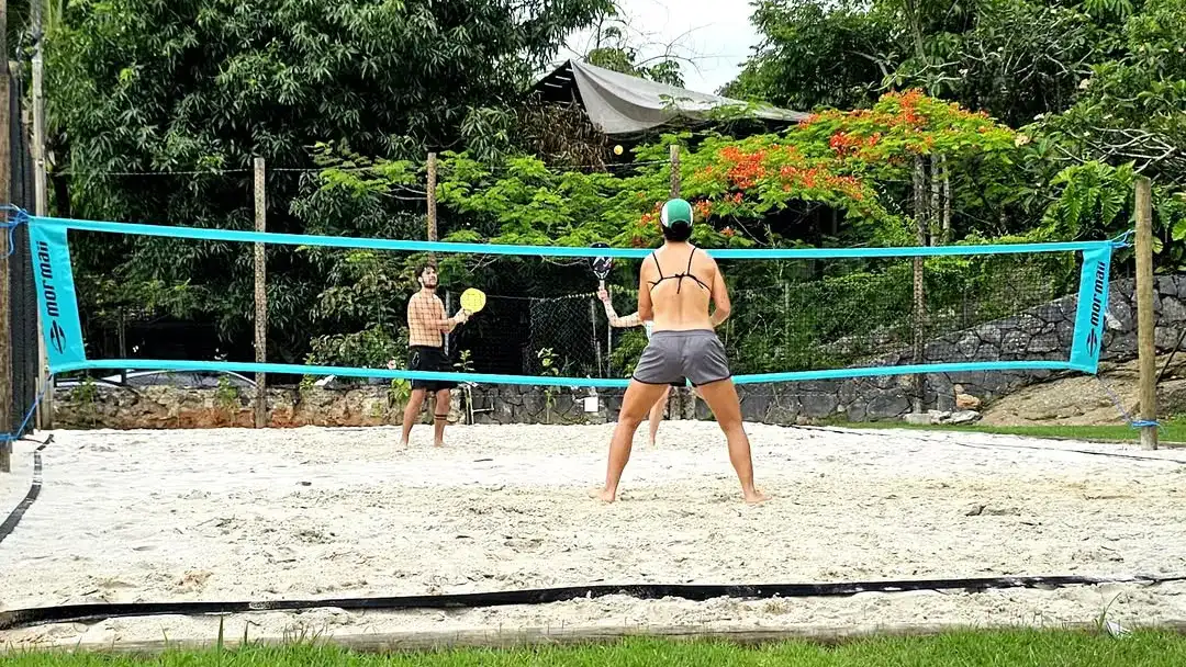 Venha jogar beach tênis na quadra do Hotel Itapemar em Ilhabela 