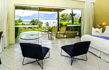 Apartamento Esmeraldo com banheira externa do Hotel Itapemar em Ilhabela