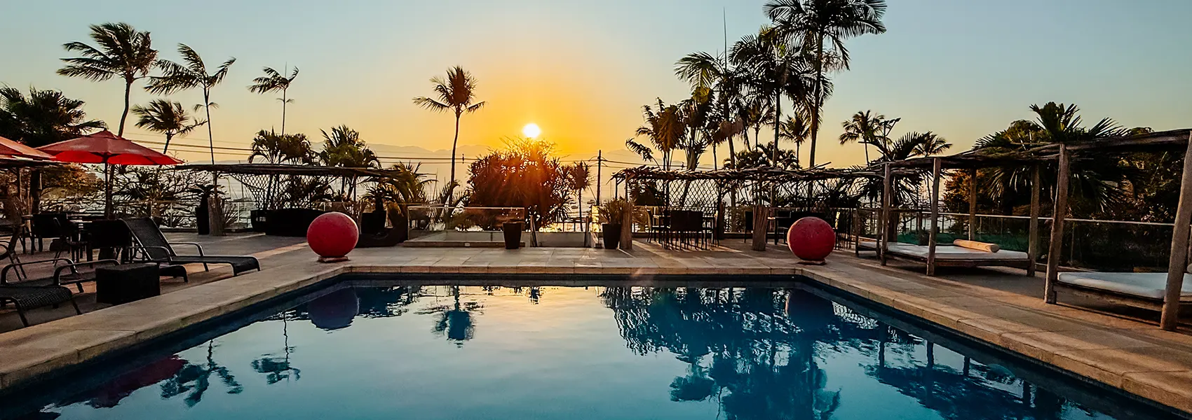 Piscina com vista e de frente para o mar de Ilhabela