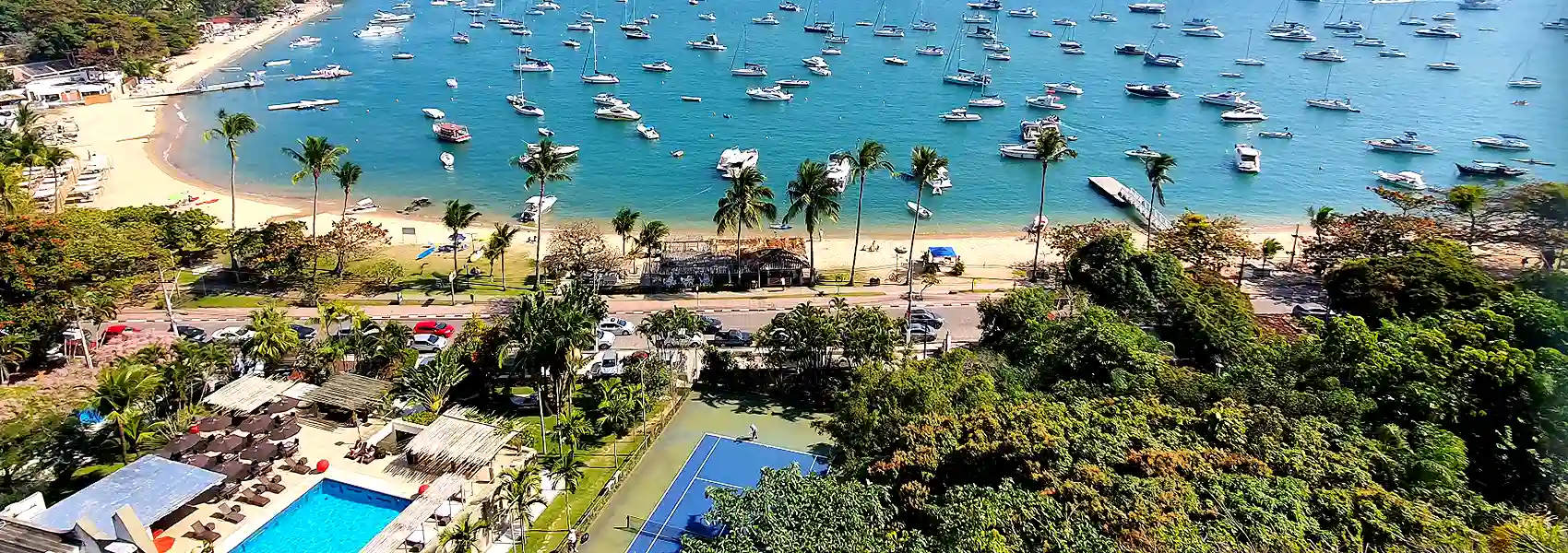 Vista da praia Saco da Capela em Ilhabela com Hotel Itapemar de frente para o mar 